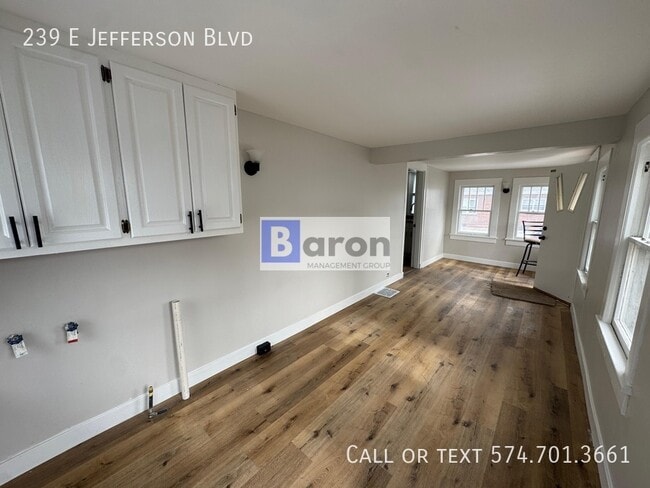 Foto del edificio - 239 E Jefferson Blvd