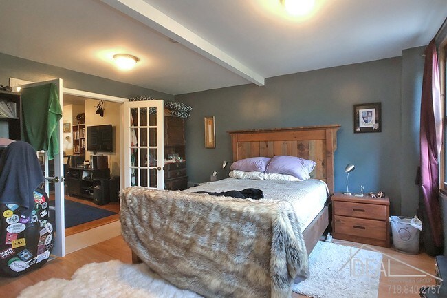 Foto del edificio - 572 Sackett Street #1R