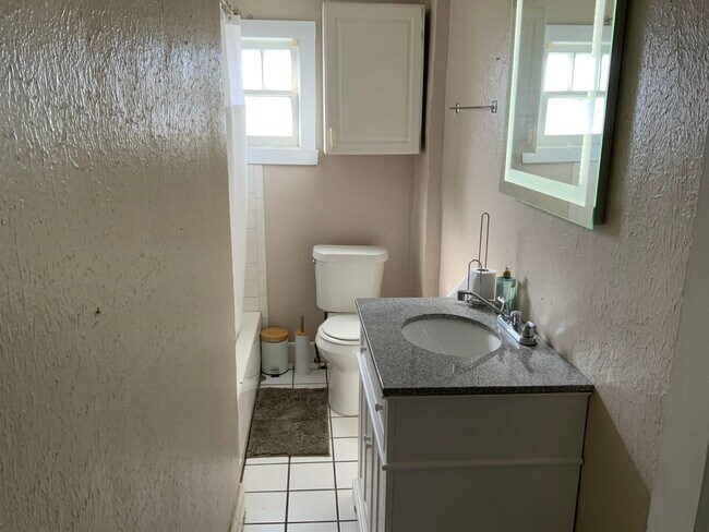 Building Photo - 1509 Twigg St