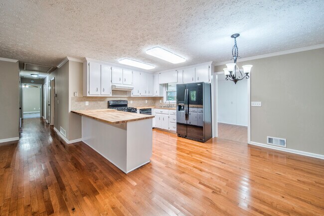 Building Photo - 216 Cedar Valley Ct