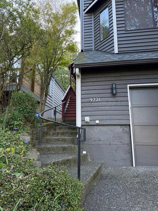 Building Photo - Maple Leaf 2-story 3 bed/2.5 bath with deck and garage available now for $3700!!