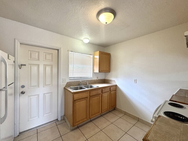 Foto del edificio - 212 E Cypress St
