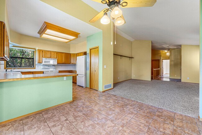 Foto del edificio - Spacious Home with Central AC and Gas Fire...