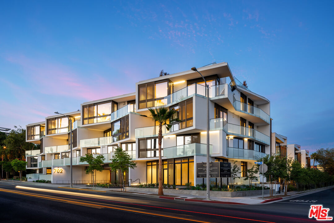 Primary Photo - 702 N Doheny Dr