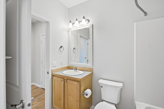 Foto del edificio - 560 225th Ln NE