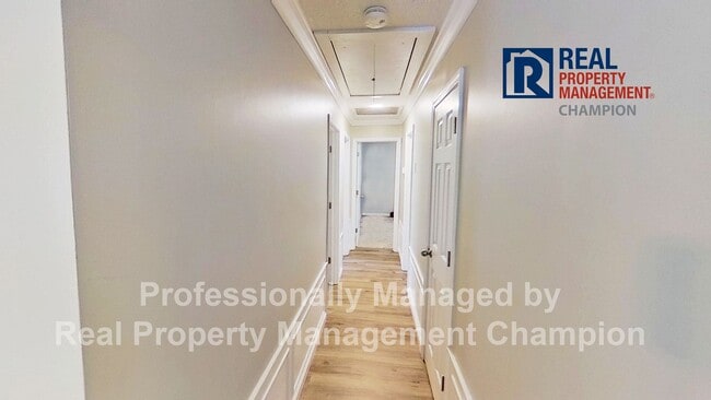 Building Photo - Beautifully Updated with Fenced Yard and O...