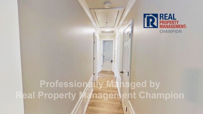 Foto del edificio - Beautifully Updated with Fenced Yard and O...