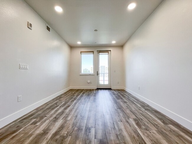 Building Photo - Modern 2BD Fremont Condo – EV Charger, Bal...