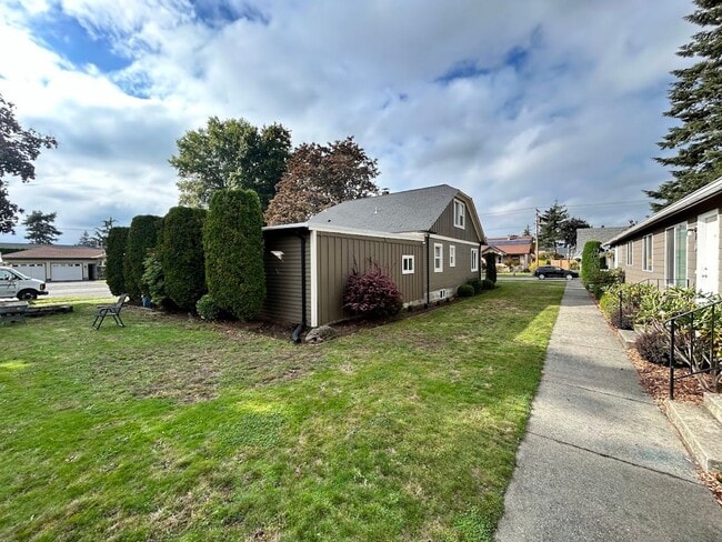 Foto del edificio - Three Bedroom House for Rent With a Garage...