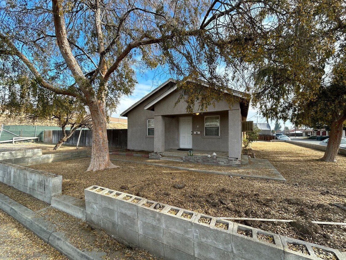 Foto principal - Charming 3 Bed/2 Bath in SW Bakersfield w/...