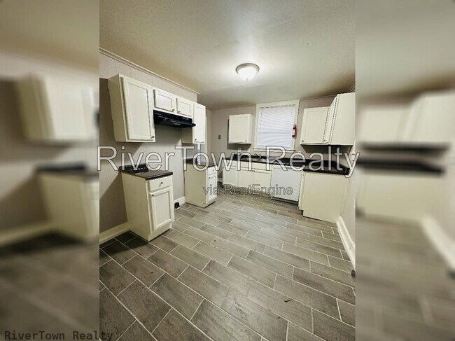 Foto del edificio - 1585 Waverly Ave