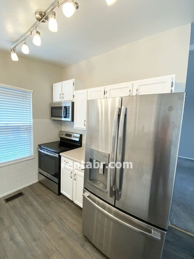 Building Photo - Updated Home in Summer Valley Neighborhood...
