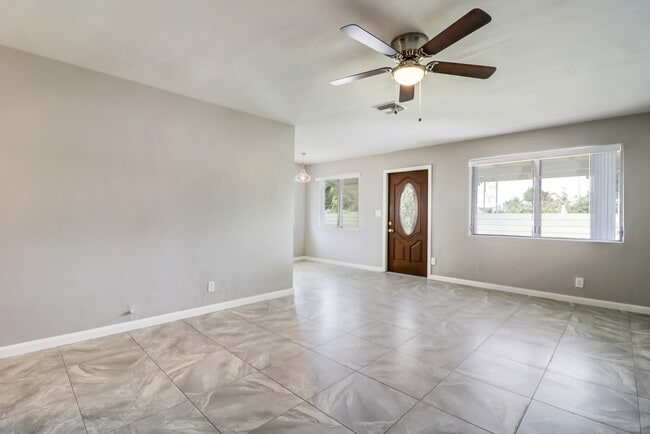 Foto del edificio - Charming 2Bedroom 2Bath Fully Renovated !