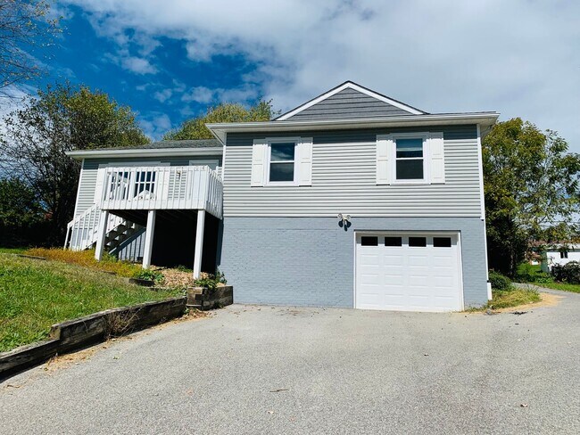 Building Photo - 4 Bedroom, 3 Bath House with 1 Car Garage