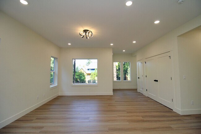 Building Photo - 4660-4660 SW Fairvale Ct