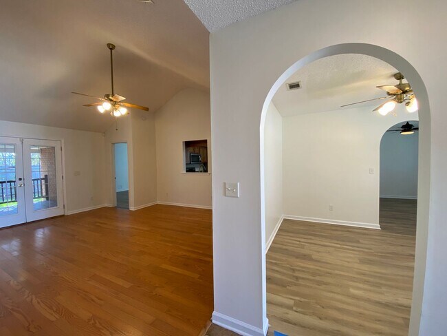 Building Photo - AVAILABLE NOVEMBER (PET FRIENDLY)