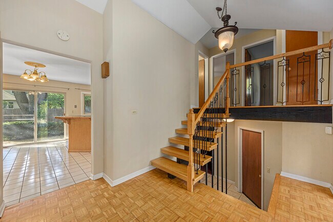 Building Photo - 909 Royal St George Dr