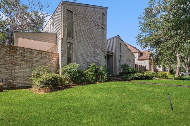 Foto del edificio - 4334 Lake Grove Dr