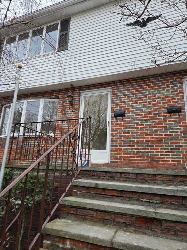 Building Photo - 32 Forest St