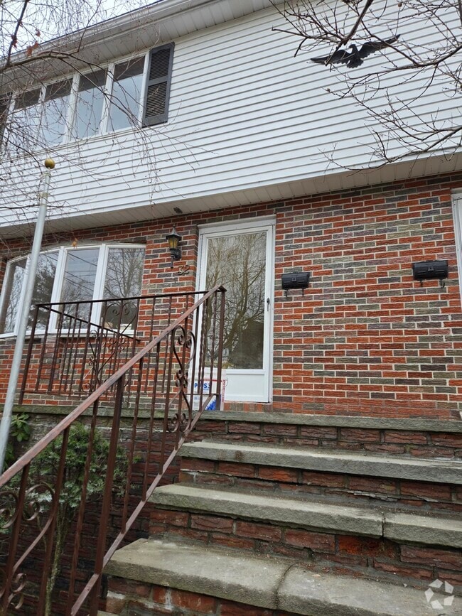 Building Photo - 32 Forest St