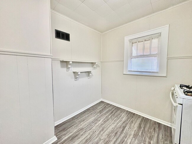 Foto del edificio - Convenient Living on Medora St: 3-Bedroom Home Near Dining & Downtown