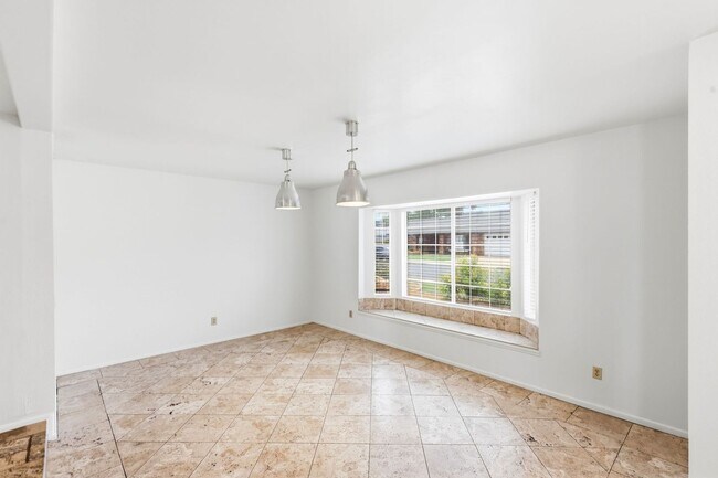 Building Photo - 940 W Meseto Ave