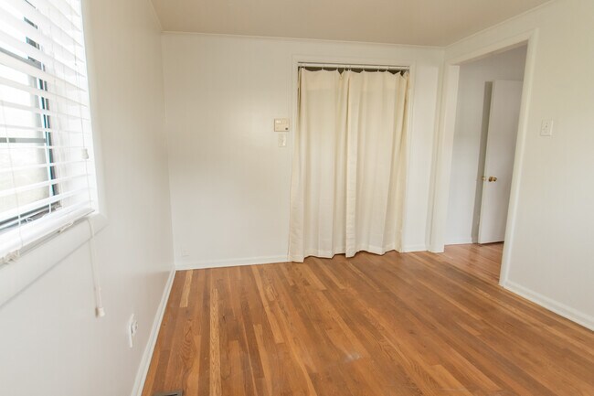 Building Photo - 1480 Kenwood Ave NW