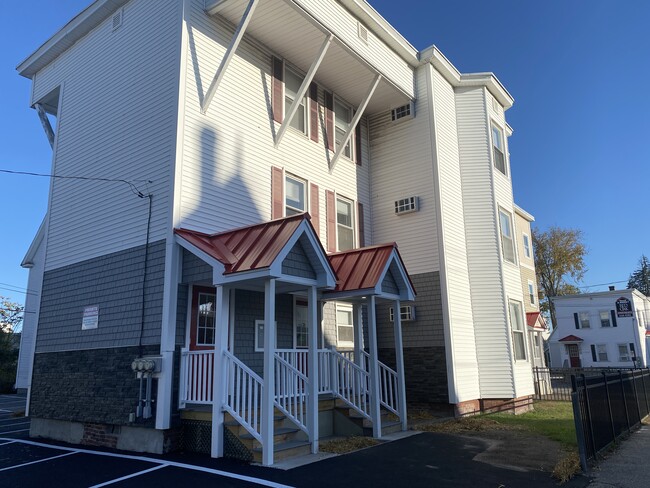 Easy access to downtown Manchester - Village on Second Street