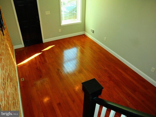 Building Photo - 926 S Curley St