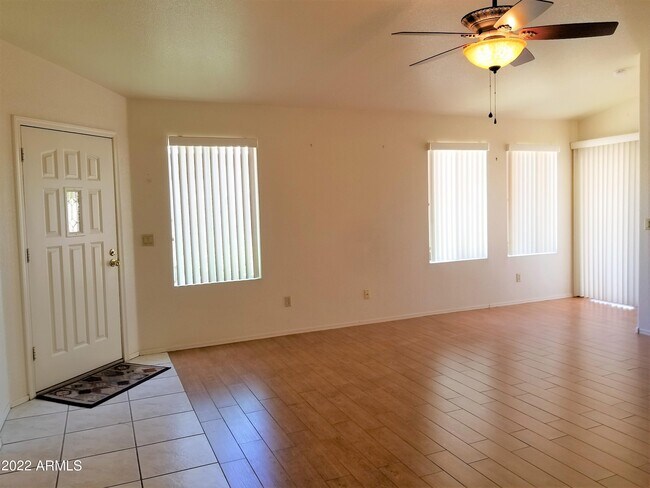 Foto del edificio - 10647 W Yukon Dr