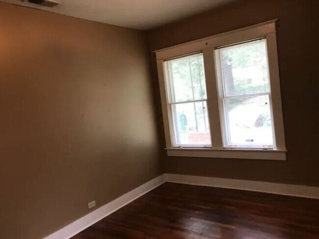 Building Photo - 2BD/1BA Home located near the University o...