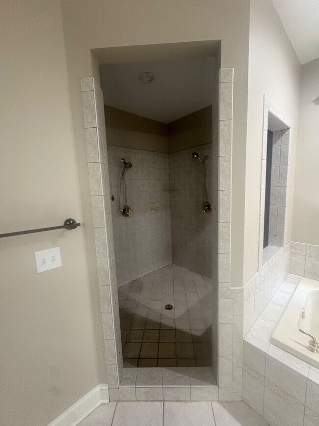 Building Photo - 860 Streamside Dr