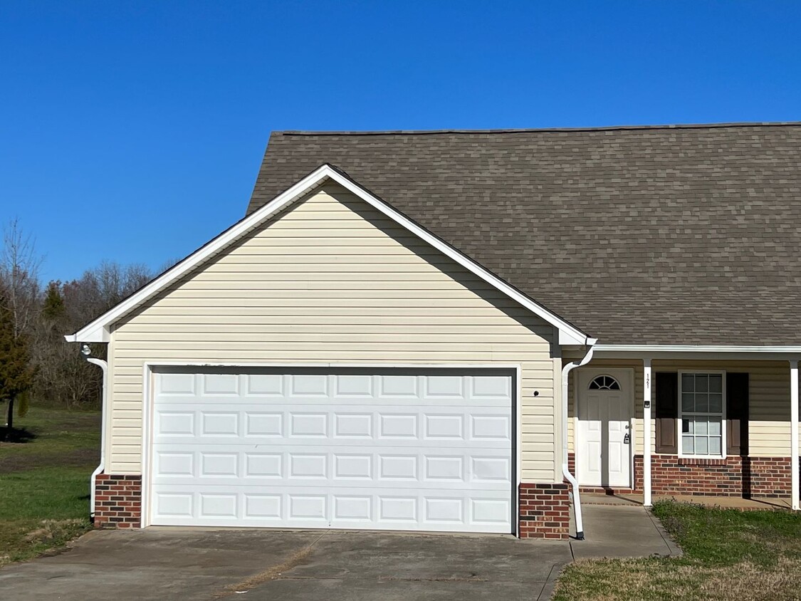 Foto principal - N Iredell Area - 3 BR / 2.5 BA + 2-car Garage