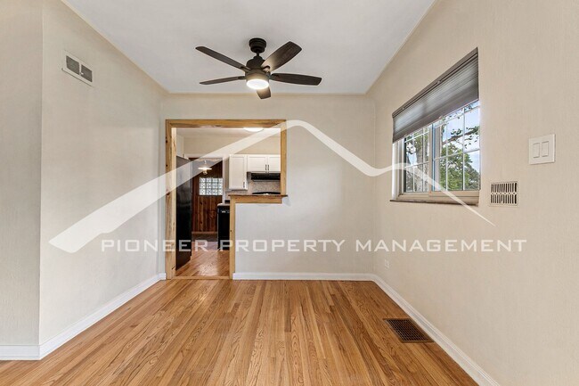 Foto del edificio - Cozy House with Central A/C and Fenced Back Yard