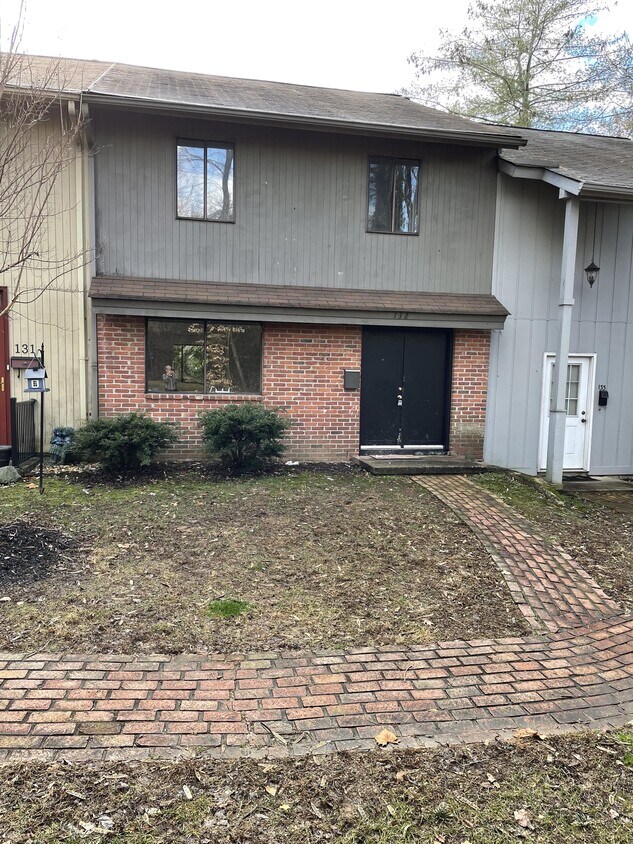 Primary Photo - 132 Woodlake Dr
