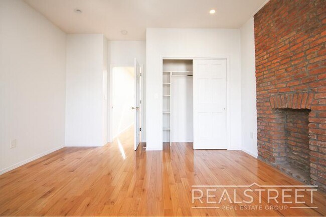Foto del edificio - Spacious 2 BR in Heart of Park Slope