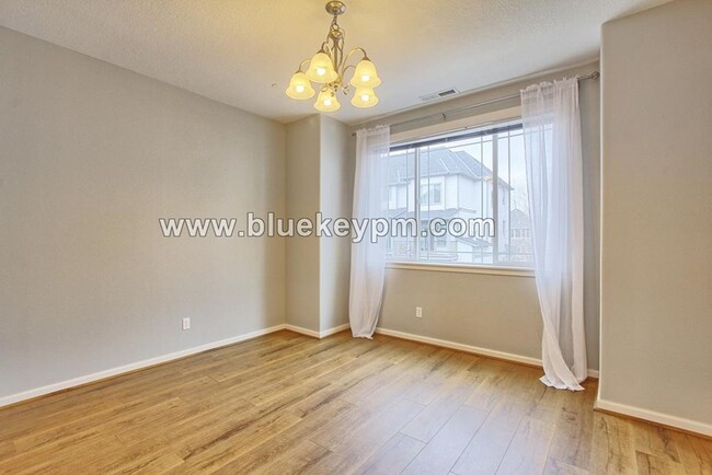 Foto del edificio - 2 Bed, 2.5 Baths Townhome Near Progress Ri...