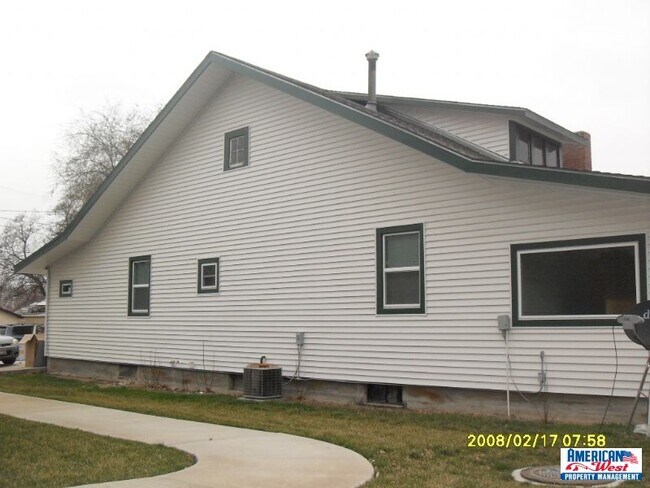 Building Photo - Updated 2 bedroom duplex