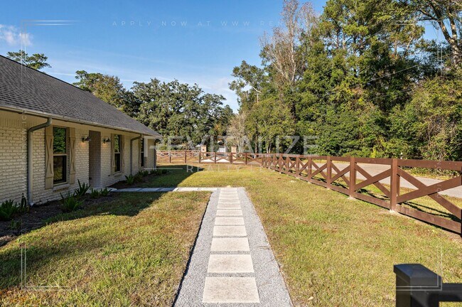 Foto del edificio - Stunning 3 Bed 2 Bath Brick Home with Huge Yard!