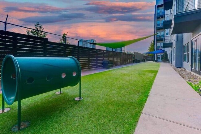 Foto del edificio - 2660 N Haskell Ave.