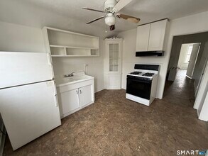 Building Photo - 571 Baldwin St