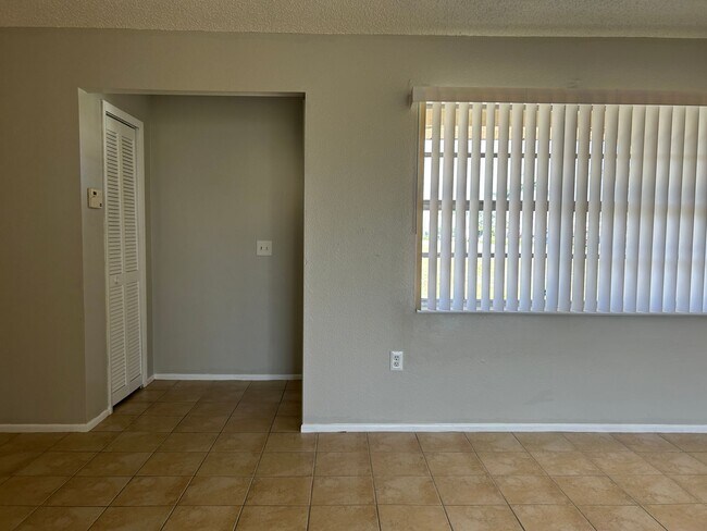 Building Photo - 3011-3011 Santa Barbara Blvd