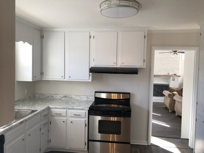 Foto del edificio - 3BD 1.5 BA HOUSE with Bonus Room  AVAILABL...