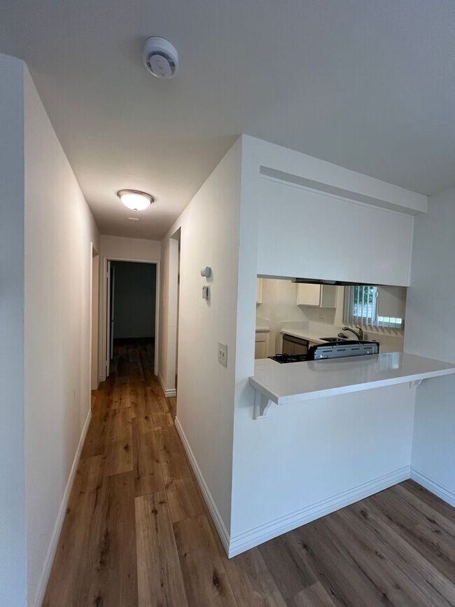 Building Photo - 1 bed 1 bath with garage Huntington Beach ...