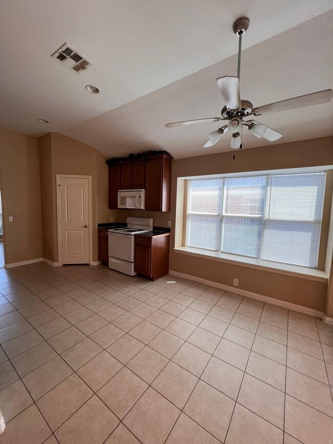 Building Photo - 208 Creekwood Dr