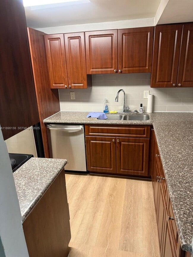 Foto del edificio - 6831 SW 147th Ave