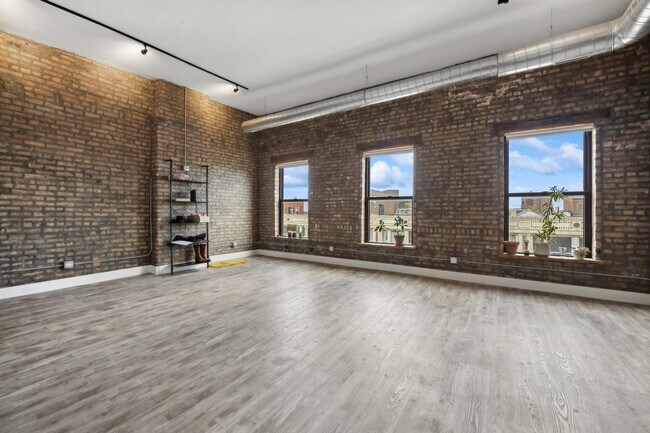 Foto del edificio - 1572 N Milwaukee Ave