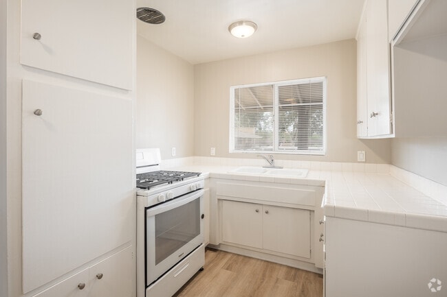 2 habitaciones, 1 baño - 650 pies cuadrados - Cocina - Towne Centre at Orange