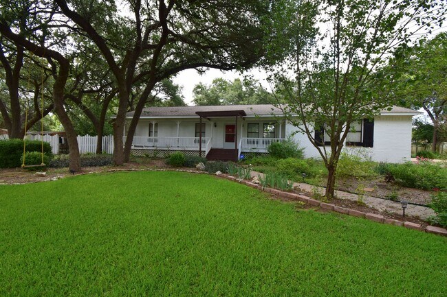 Building Photo - Gorgeous 3 Bed House on Large .467 Acre Lo...