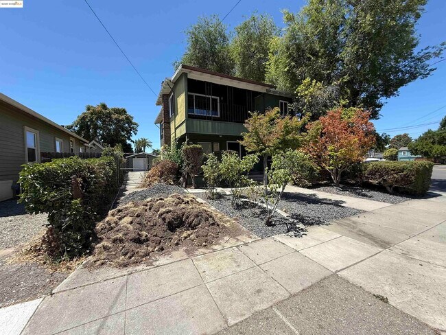 Building Photo - 563 McLeod St